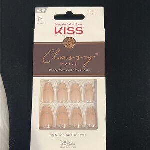 KISS Classy Nude Nails Set